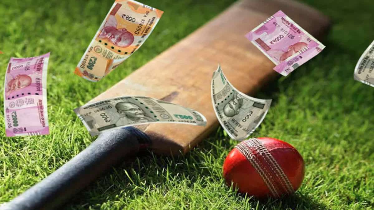 IPL Betting: फ्लैट में सट्टा खिलाते 8 गिरफ्तार, 1 लाख कैश, 31 ATM कार्ड समेत अन्य सामग्री जब्त