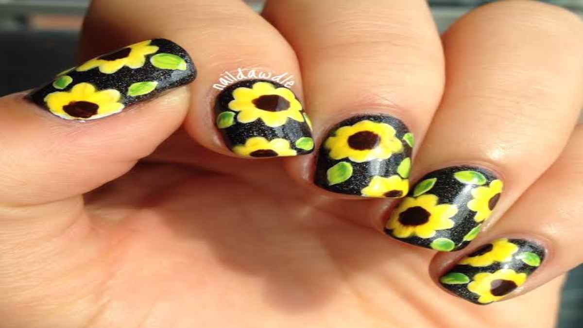 Nail art for summer: समर में कूल look के लिए नेल्स पर बनाएं सनफ्लावर डिज़ाइन
