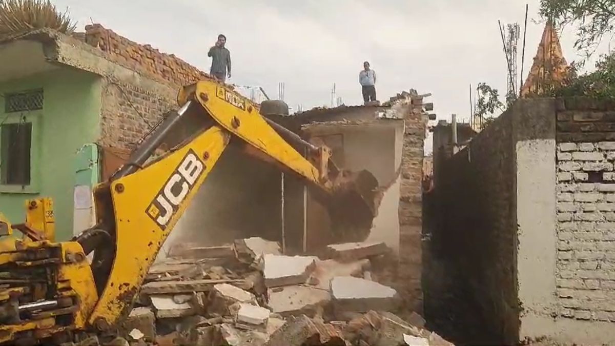 दरिंदा अयान पठान के घर चला बुलडोजरः मारपीट के बाद युवती के जख्म पर छिड़का था मिर्ची पावडर, चिल्ला न सके इसलिए मुंह पर चिपका दिया था फेवीक्विक