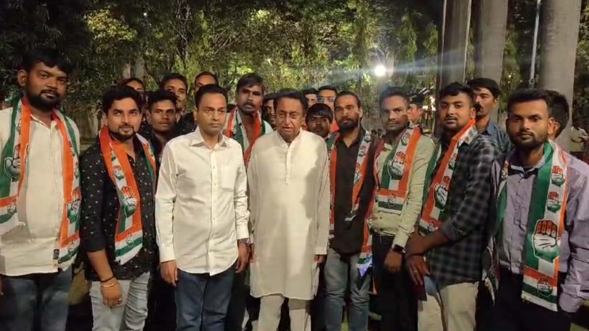 बीजेपी और शिवसेना के सैकड़ों कार्यकर्ता कांग्रेस में शामिल, नकुलनाथ-कमलनाथ ने दिलाई सदस्यता, पूर्व सीएम बोले- डरो मत सड़कों पर लड़ो