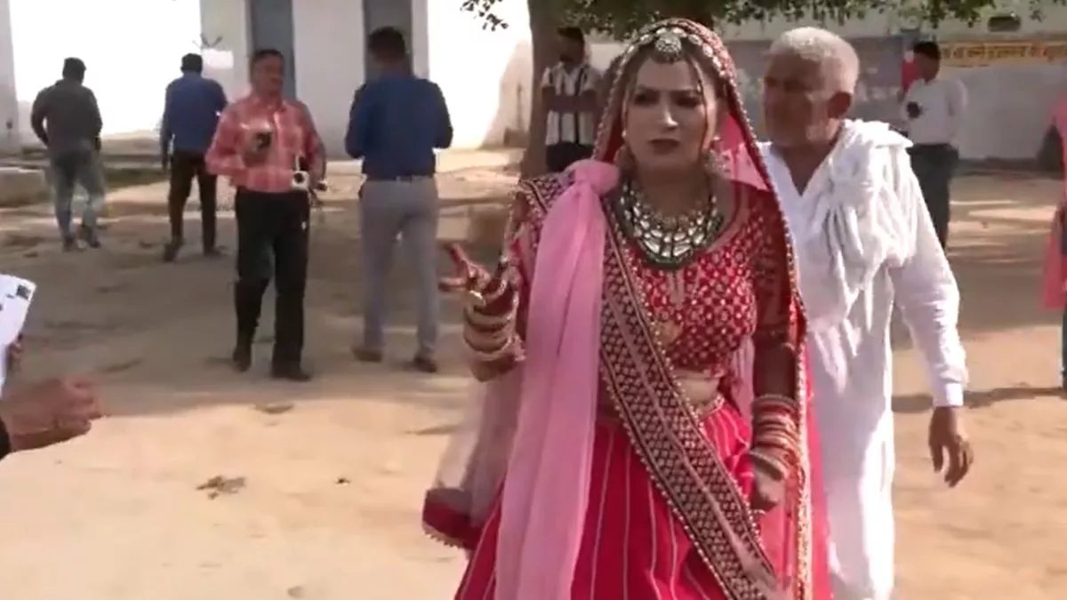 लोकसभा चुनाव 2024: मतदान को लेकर लोगों में उत्साह, शादी के जोड़े में वोट डालने पहुंची दुल्हन, देखिए Video