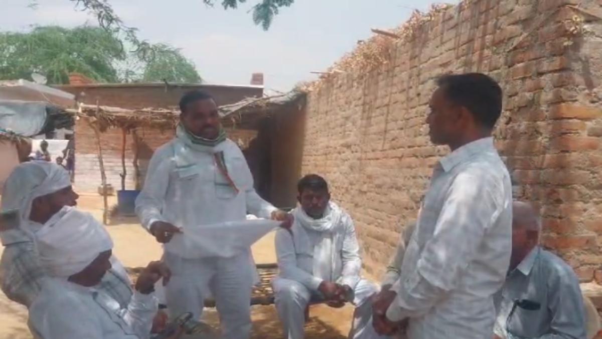 Video: झोली फैलाकर वोट मांगते दिखे नेताजी; कांग्रेस विधायक ग्रामीणों से बोले- ‘जिस तरह मुझे जिताया उसी तरह लोकसभा प्रत्याशी को भी जिताएं’