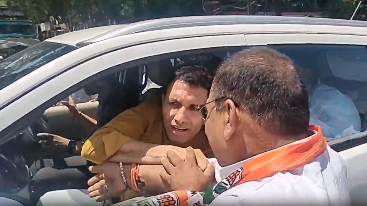 PCC चीफ जीतू पटवारी ने खुलेआम बांटे 500-500 के नोट: Video वायरल, BJP ने बताया आचार संहिता उल्लंघन, कांग्रेस बोली- अध्यक्ष ने एक आम कार्यकर्ता को दिए पैसे