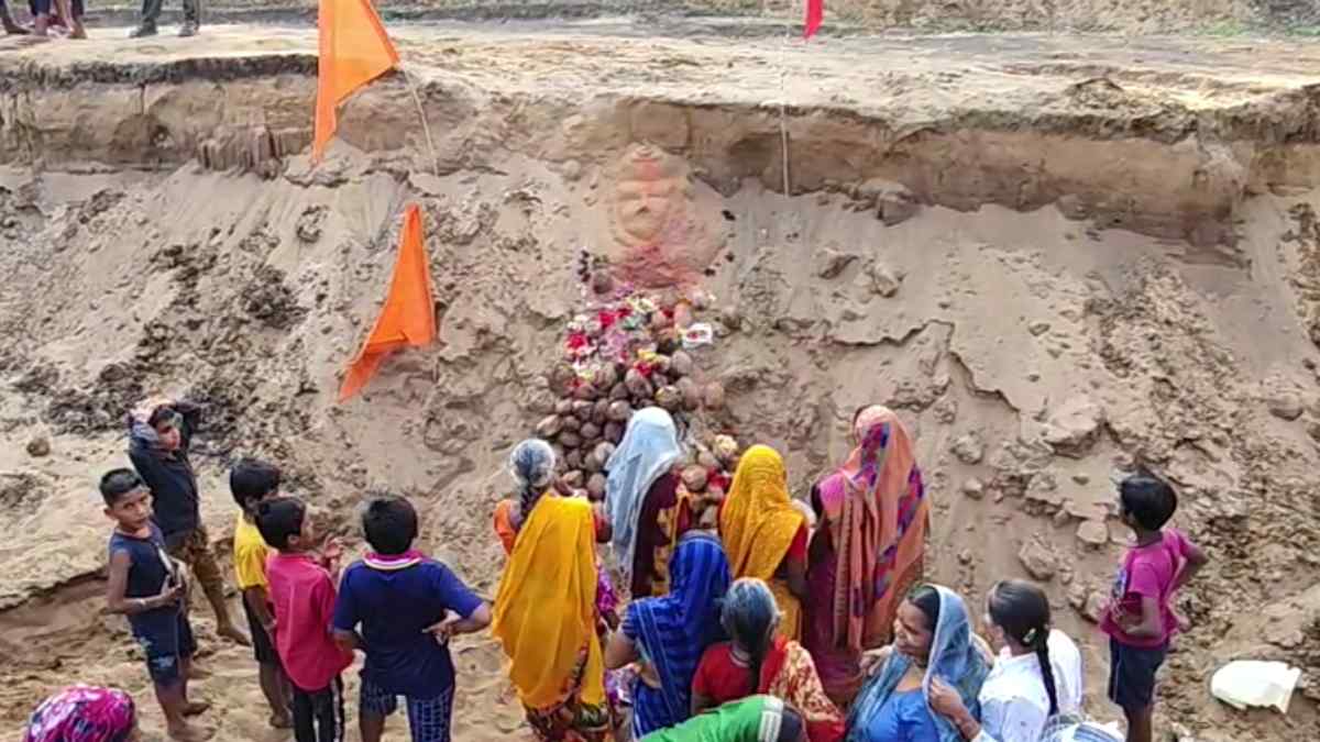 चमत्कार कहे या कुछ और… रेत पर उभरी हनुमानजी की तस्वीर, पूजा करने दिनभर भक्तों की रही भीड़