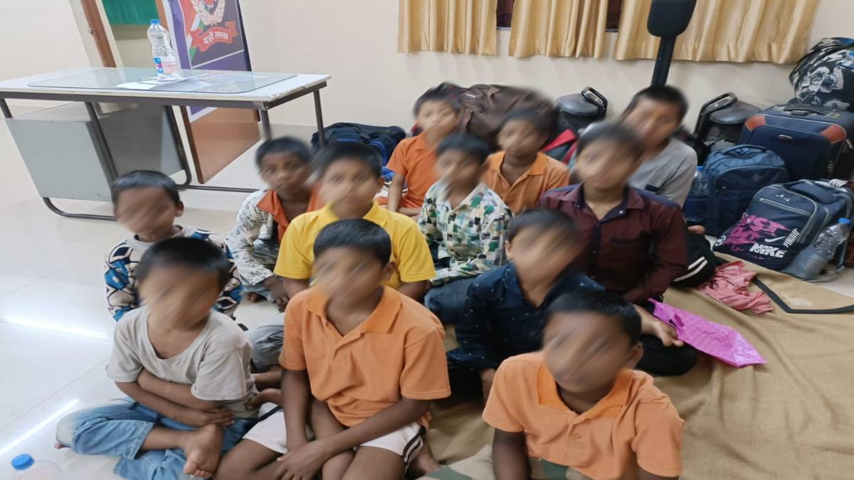 Child Rescue in CG : RPF टीम को रेलवे स्टेशन में लावारिस हालात में मिले 12 बच्चें, पुलिस ने चाइल्ड हेल्प लाइन को सौंपा