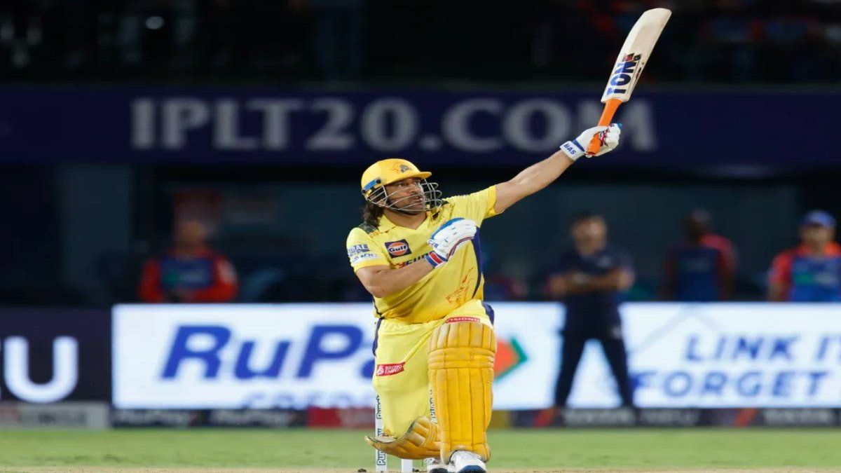 मैदान में दिखा माही Magic: Dhoni ने एक हाथ से ही जड़ दिया गगनचुंबी छक्का, फैंस का फटा का फटा रह गया मुंह, देखें VIDEO…
