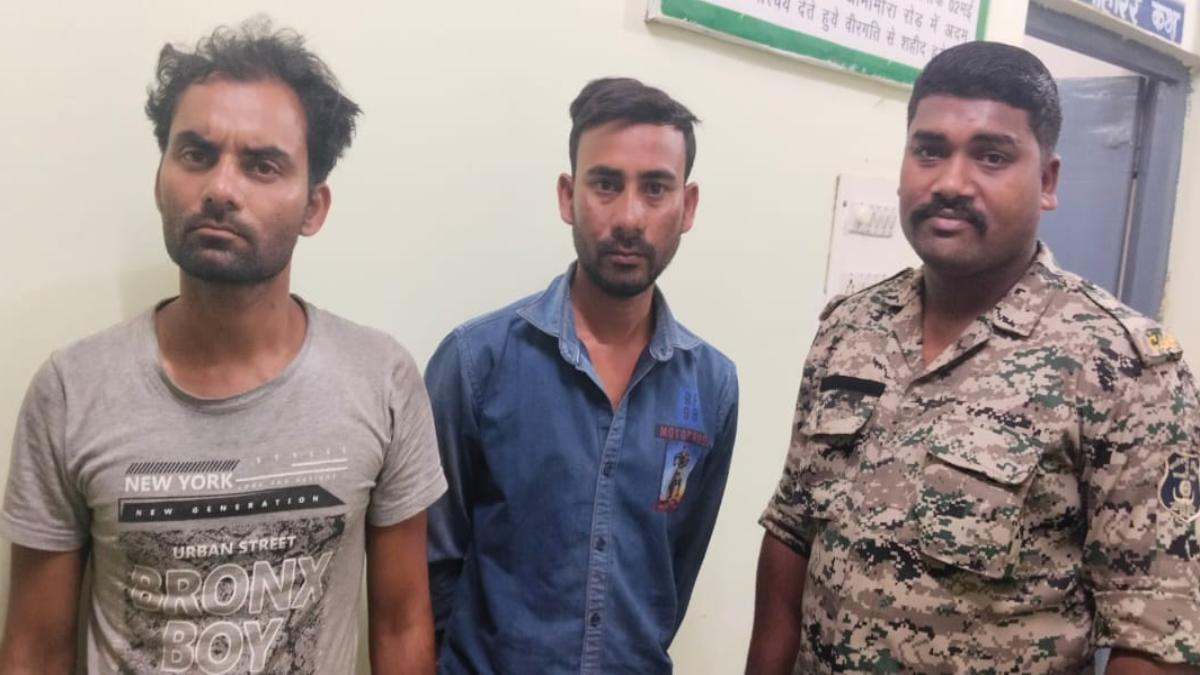 गांजा तस्करों पर बड़ी कार्रवाई : आधी रात बाइक पर मादक पदार्थ लादकर सीमा पार कर रहे थे तस्कर, दो चढ़े पुलिस के हत्थे