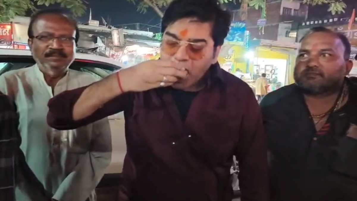 आशुतोष राणा ने लिए गोलगप्पे के चटकारे: अपने पैतृक गांव गाडरवारा में दोस्तों संग घूमने निकले अभिनेता, देखें Video