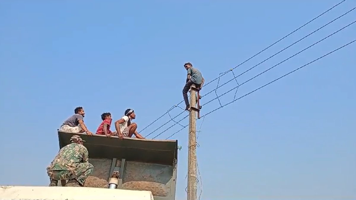 नशे में धुत युवक का हाई वोल्टेज ड्रामा : 11 हजार KV लाइन के खंभे पर चढ़कर बैठा, नीचे उतारने हलाकान होते रहे पुलिसकर्मी