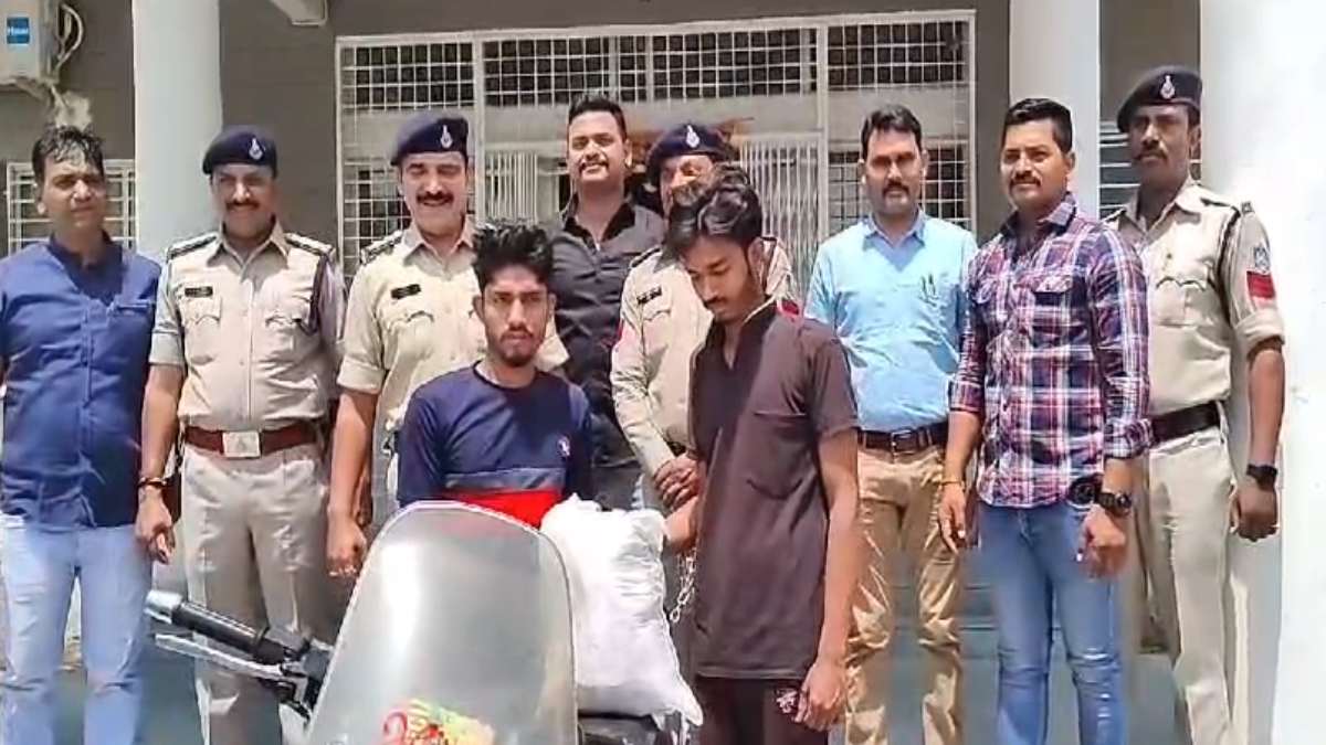 पुलिस की गिरफ्त में नशे के सौदागर: एक करोड़ की चरस के साथ 2 तस्कर गिरफ्तार, मीट दुकान की आड़ में कर रहे थे काला धंधा