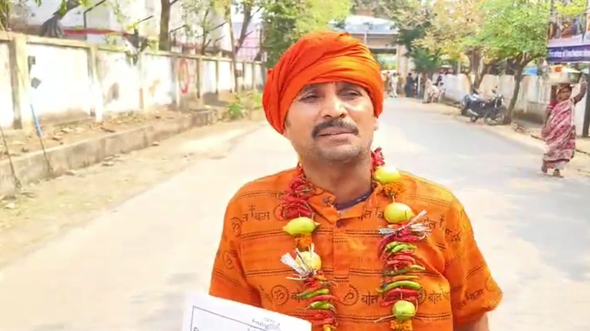 लोकसभा चुनाव के रण में कई रंग : नींबू-मिर्ची की माला पहनकर नामांकन फॉर्म भरने पहुंचे निर्दलीय प्रत्याशी, कुर्ते में लिखा था बोल बम
