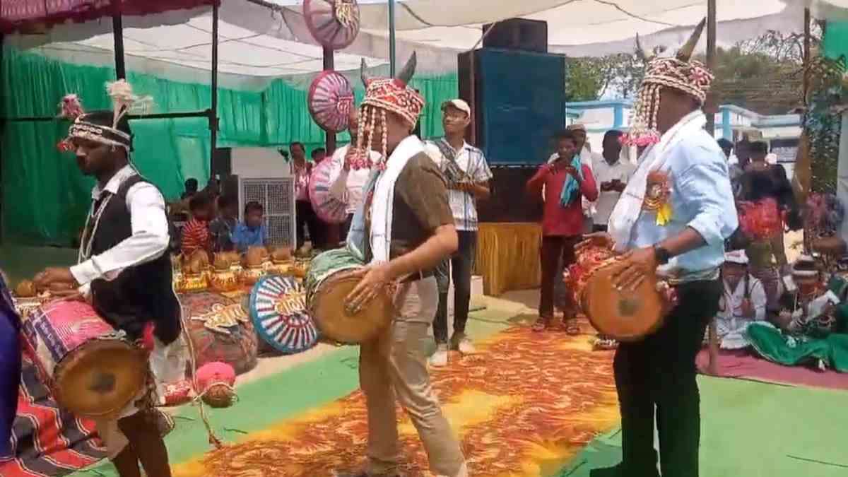 CG में आदिवासी कलाकरों के साथ मांदर की थाप पर झूमे कलेक्टर, सीईओ समेत अन्य अफसर, मतदान के लिए लोगों को किया प्रेरित, देखें VIDEO…