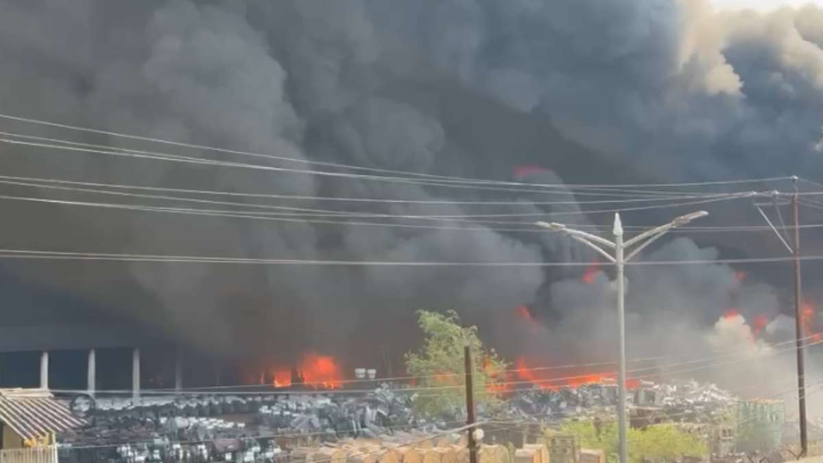 लगातार फैल रही बिजली दफ्तर में लगी आग, ट्रांसफॉर्मर हो रहे ब्लॉस्ट, घर, दुकान और दफ्तरों को कराया खाली, देखें VIDEO…
