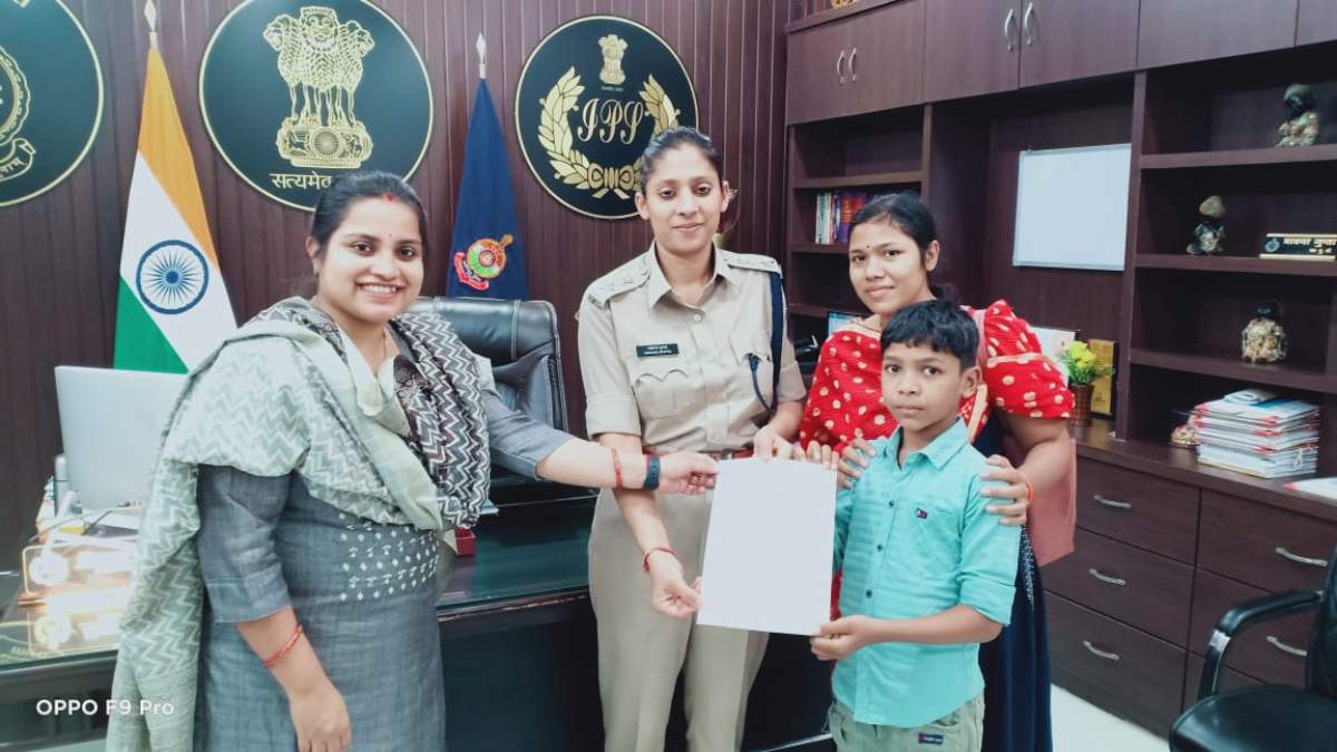 पुलिस विभाग की मानवीय पहल : दिवंगत प्रधान आरक्षक के 9 साल के बेटे को एसपी ने दी बाल आरक्षक के पद पर अनुकम्पा नियुक्ति