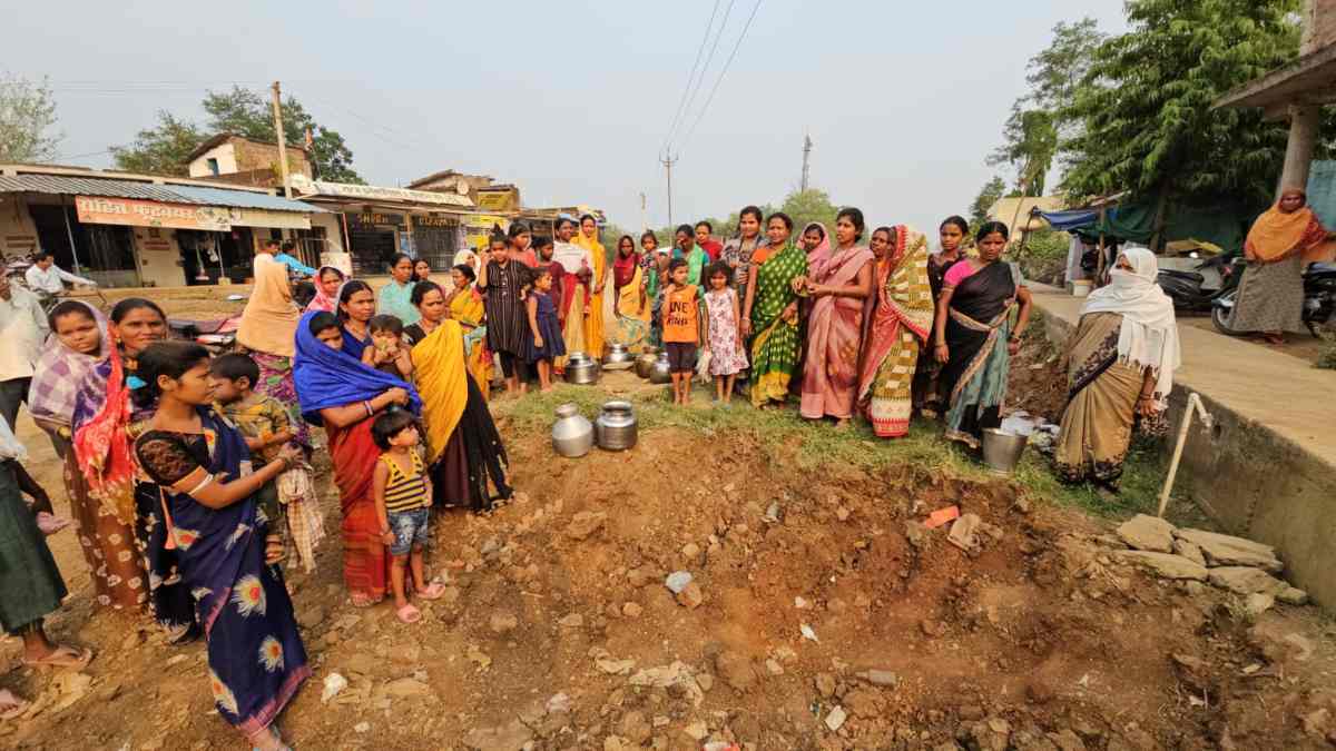 सड़क निर्माण के कारण बंद कर दिया बोरवेल, पीने के पानी के लिए परेशान हो रहे ग्रामीण, खाली बर्तन लेकर NH पर महिलाओं ने किया जमकर हंगामा