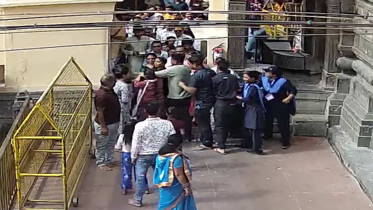 महाकाल मंदिर में मारपीट: रील बनाने से रोका तो लड़कियों ने महिला सुरक्षा गार्ड को पीटा, CCTV वीडियो आया सामने