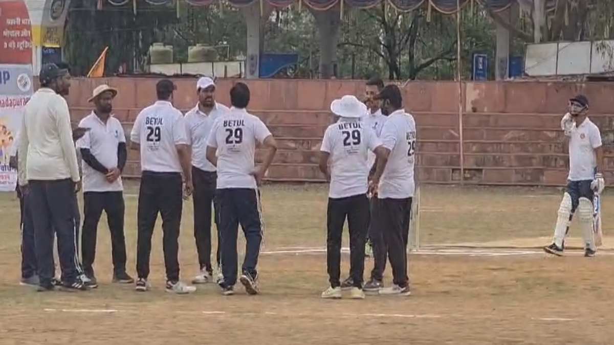मतदाता जागरूकता के लिए अनोखी पहल: दो जिलों के अधिकारियों के बीच हुआ क्रिकेट मैच, हस्ताक्षर के साथ दिलाई मतदान की शपथ