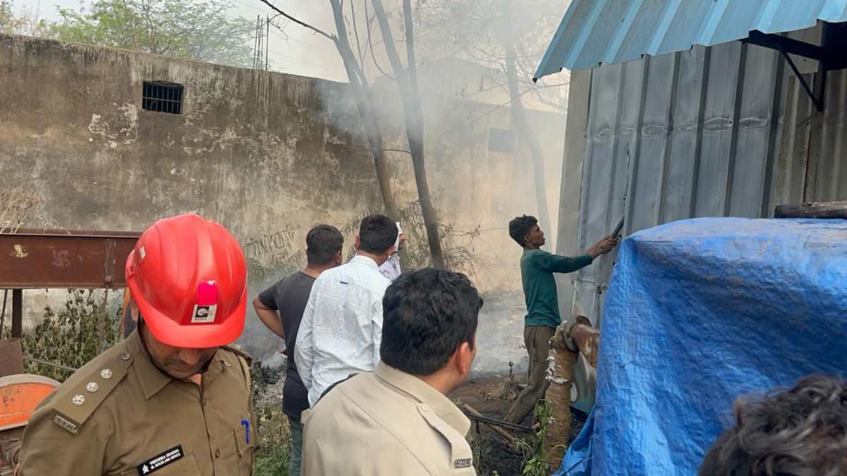 BREAKING : राजधानी के अगरबत्ती फैक्ट्री में लगी भीषण आग, मची अफरा-तफरी, लाखों का सामान जलकर खाक