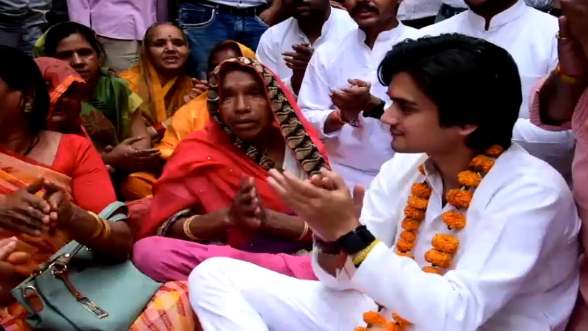 पिता के लिए बेटे ने संभाली चुनाव प्रचार की कमान: महाआर्यमन ने चंदेरी में युवाओं से किया संवाद, दुकानदारों से मिले, चाय भी बनाई