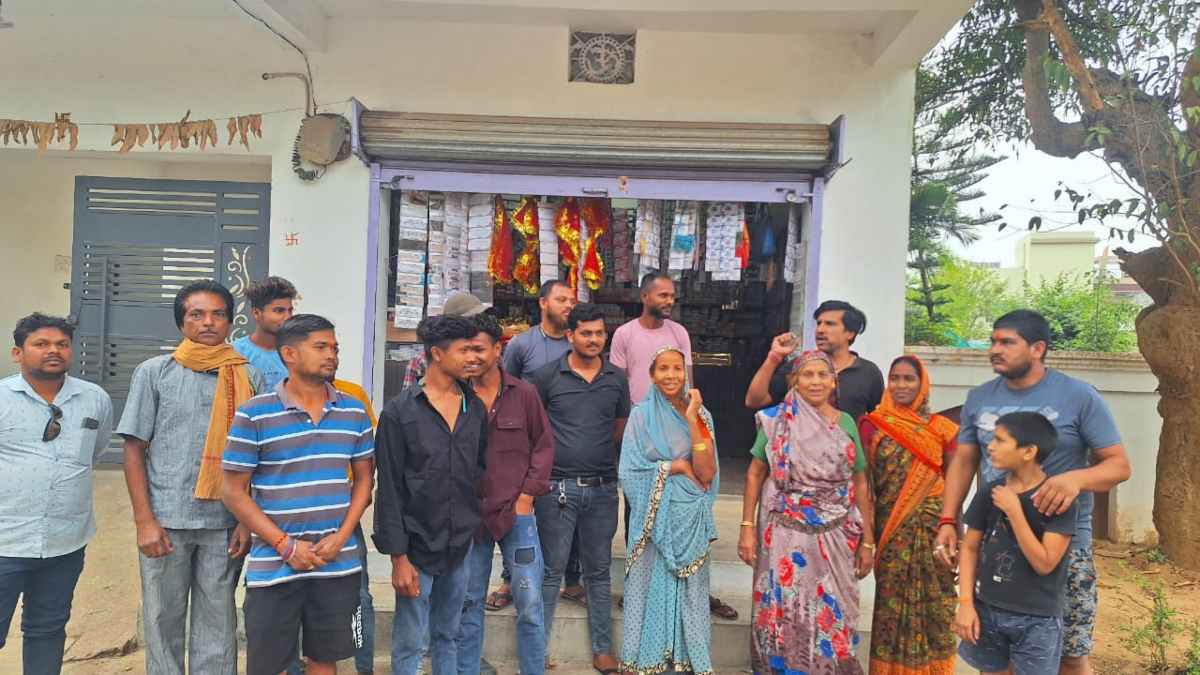 CG News : लगातार बिजली कटौती से परेशान ग्रामीणों ने किया प्रदर्शन, कहा- बिजली नहीं तो वोट नहीं