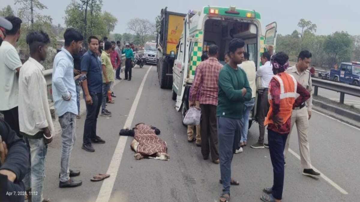 CG ACCIDENT BREAKING : नहीं थम रहा रफ्तार का कहर, ट्रेलर ने बाइक को मारी टक्कर, एक की मौके पर मौत, दूसरा युवक गंभीर