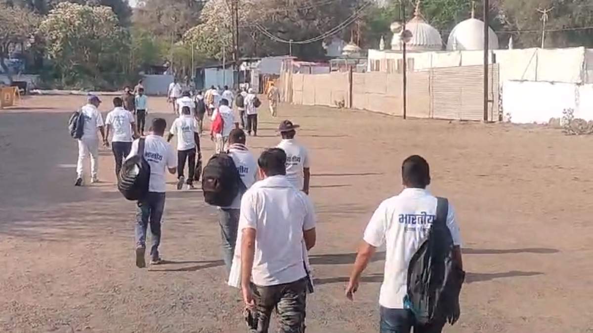 Dhar Bhojshala Survey: 18 सदस्यों के साथ भोजशाला पहुंची ASI की टीम, हिंदू पक्ष करेगा हनुमान चालीसा का पाठ, वीएचपी के सोहन सोलंकी भी होंगे शामिल