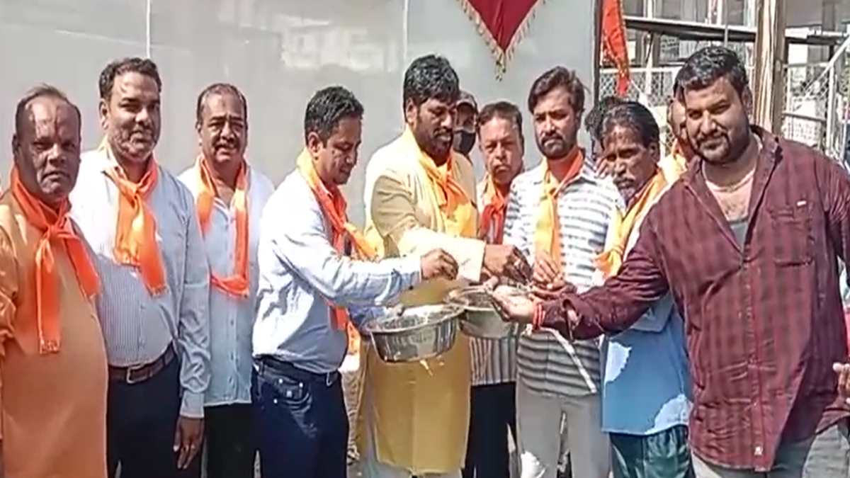नव वर्ष की धूम: युवाओं ने किया गुड़ धनिया का वितरण, जनता से की मतदान करने की अपील