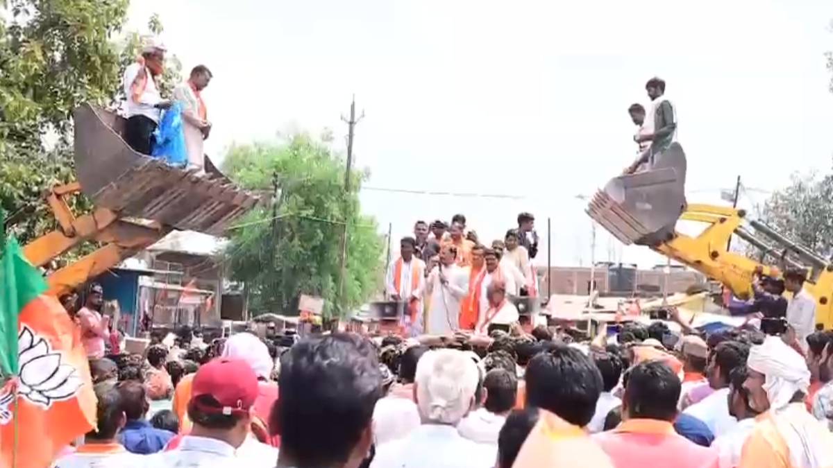 MP लोकसभा चुनाव में ‘बुलडोजर’ की एंट्री: BJP प्रदेश अध्यक्ष का जोरदार स्वागत, बोले- राम भक्तों पर गोली चलाने वालों को…