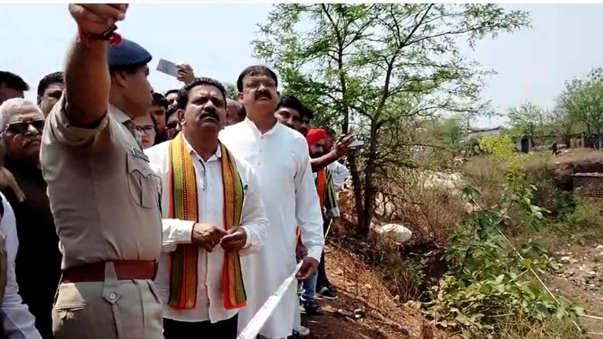 बस हादसा : गृहमंत्री विजय शर्मा पहुंचे कुम्हारी, घटनास्थल का कर रहे निरीक्षण