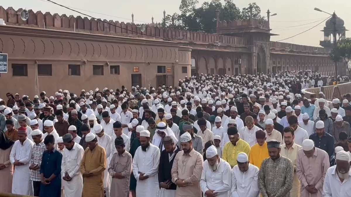 Eid-Ul-Fitr 2024: भोपाल में छाया ईद का उल्लास, मस्जिदों में अदा की गई सामूहिक नमाज, मांगी अमन-चैन की दुआ