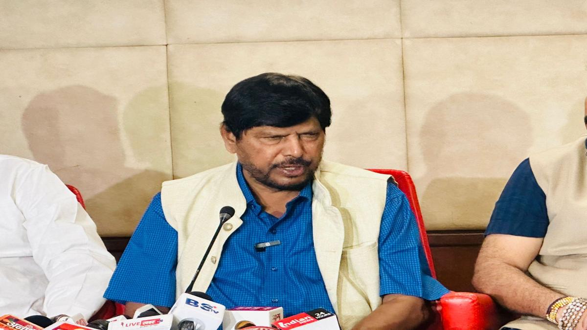रामदास अठावले ने शायराना अंदाज में किया राहुल गांधी पर हमला, बोले- जिनको देश के लोकसभा चुनाव का नहीं है मालूम, उनका नाम है राहुल