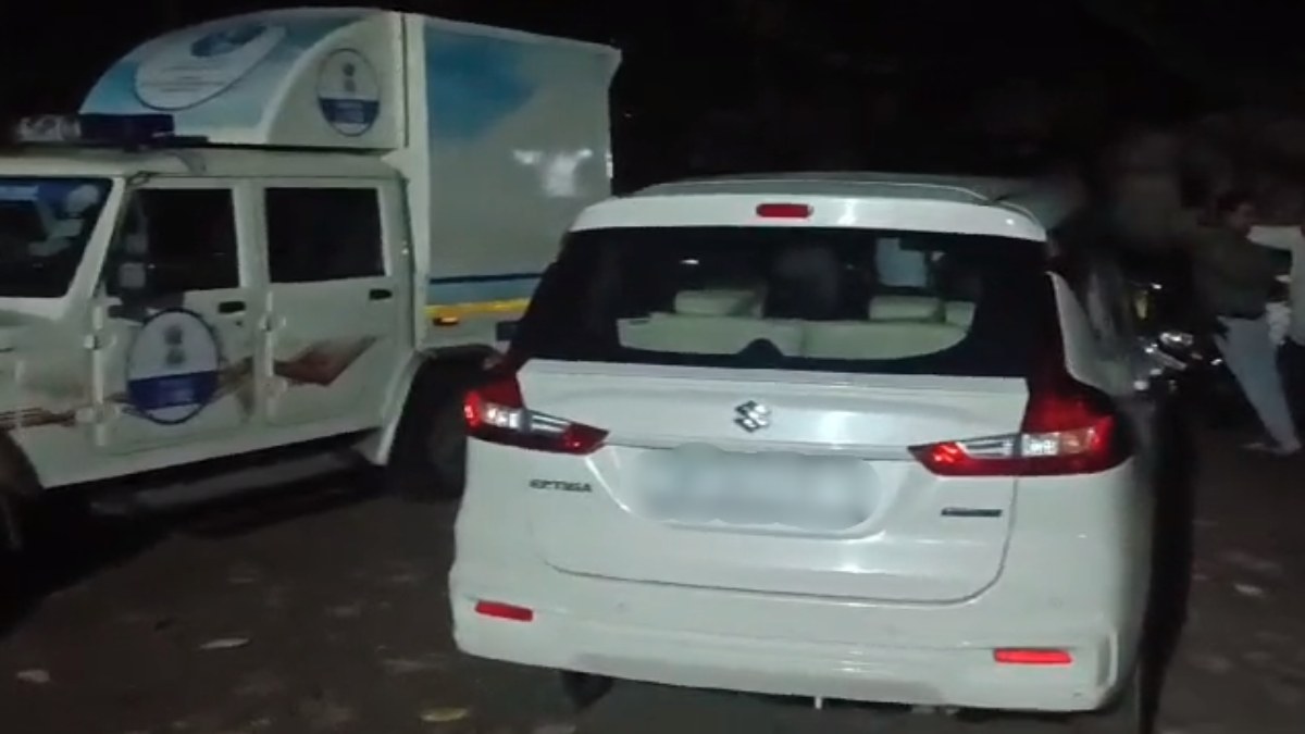 कांग्रेस नेता की कार से मिले 4 लाख 94 हजार रुपये, तीन लोगों पर मामला दर्ज, कार्रवाई के बाद आरोप-प्रत्यारोप का दौर शुरू