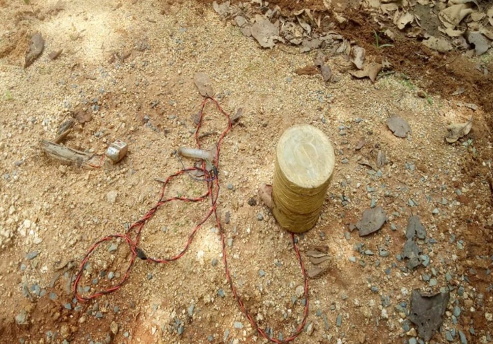 माओवादियों की लगाई आईईडी की चपेट में आने से निर्दोष ग्रामीण की मौत
