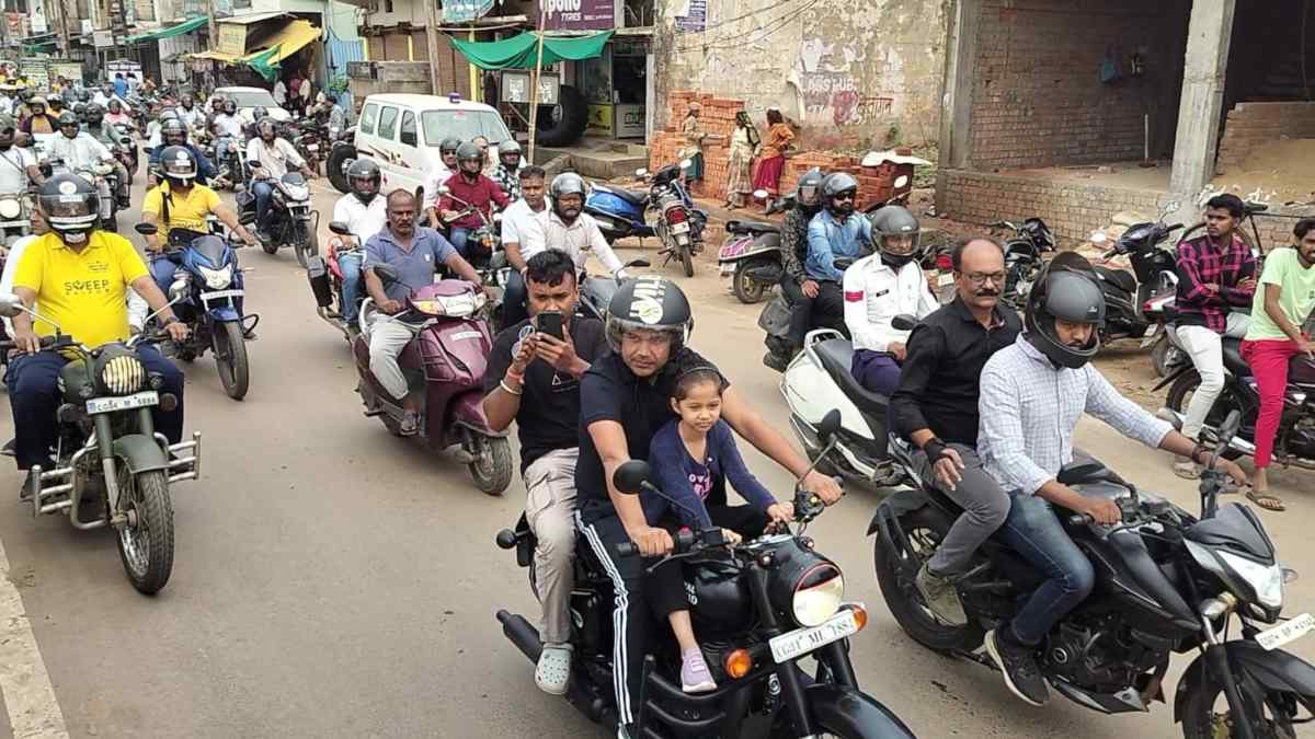 4 किलोमीटर तक मानव श्रृंखला बनाकर मतदान के लिए लोगों को किया गया जागरूक, बेटियों के साथ बाइक रैली में शामिल हुए कलेक्टर