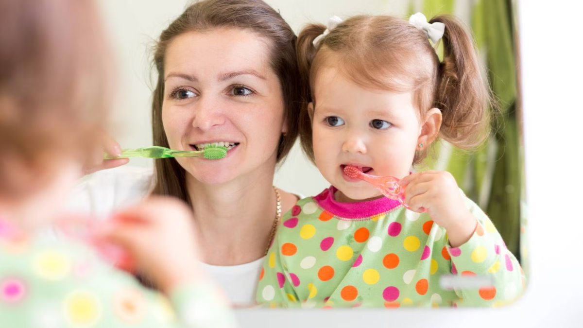 Child Teeth Care Tips : छोटे बच्चों की ओरल हेल्थ का ध्यान रखना है बहुत जरूरी, बच्चे के लिए ब्रश खरीदते समय इन बातों का रखें खास ख्याल