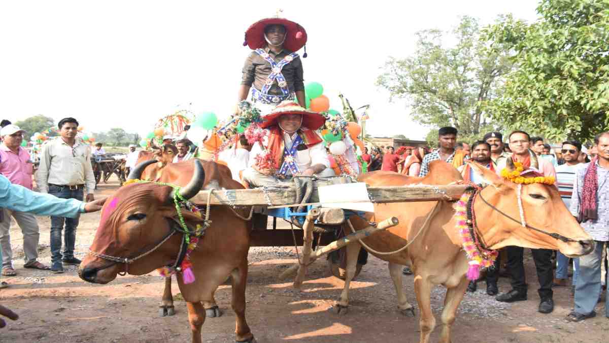 लोकसभा चुनाव 2024 : 51 बैलगाड़ियों में सवार होकर निकले अधिकारी-कर्मचारी, लोगों को शत प्रतिशत मतदान के लिए किया जागरूक, देखें VIDEO…