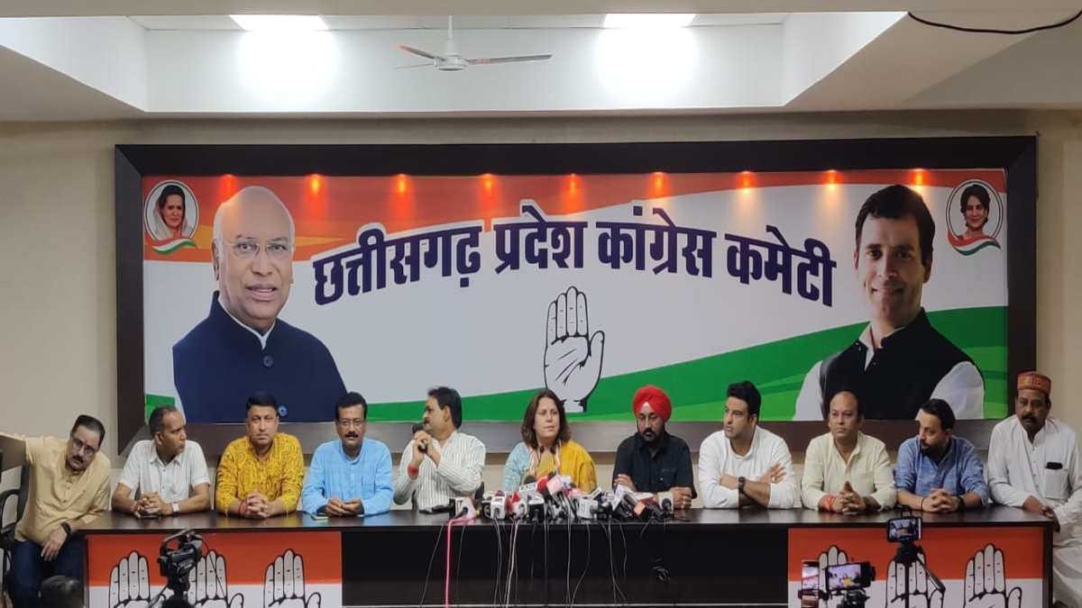 नक्सलियों को शहीद बताने वाले सवाल पर भड़की सुप्रिया श्रीनेत, पत्रकार को नसीहत देते हुए कहा- आपने मेरा पूरा बयान सुना है या नहीं …