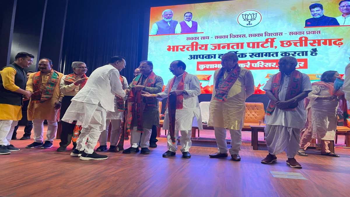 प्रथम चरण के चुनाव से पहले भाजपा को बड़ा फायदा, पूर्व विधायक समेत 700 से अधिक लोगों ने थामा बीजेपी का दामन