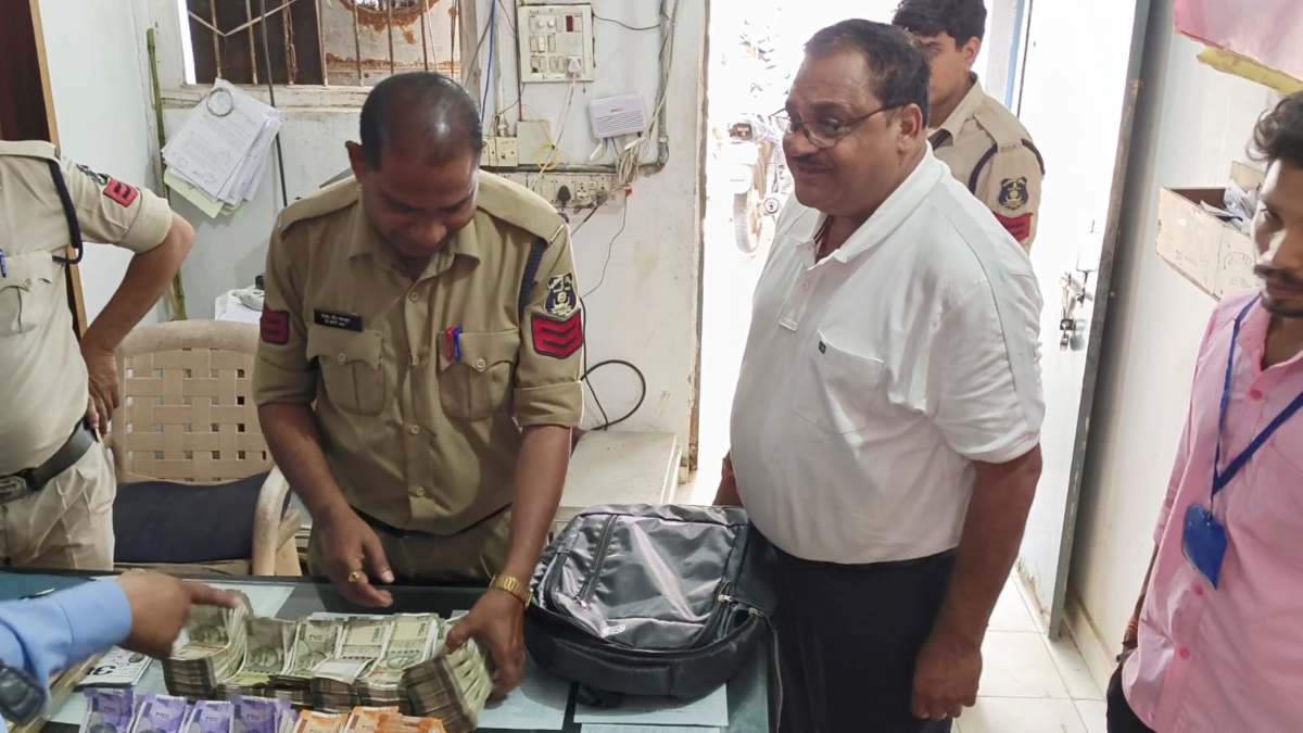 CG News : एफएसटी टीम ने की बड़ी कार्रवाई, व्यापारी की कार से साढ़े 11 लाख कैश जब्त