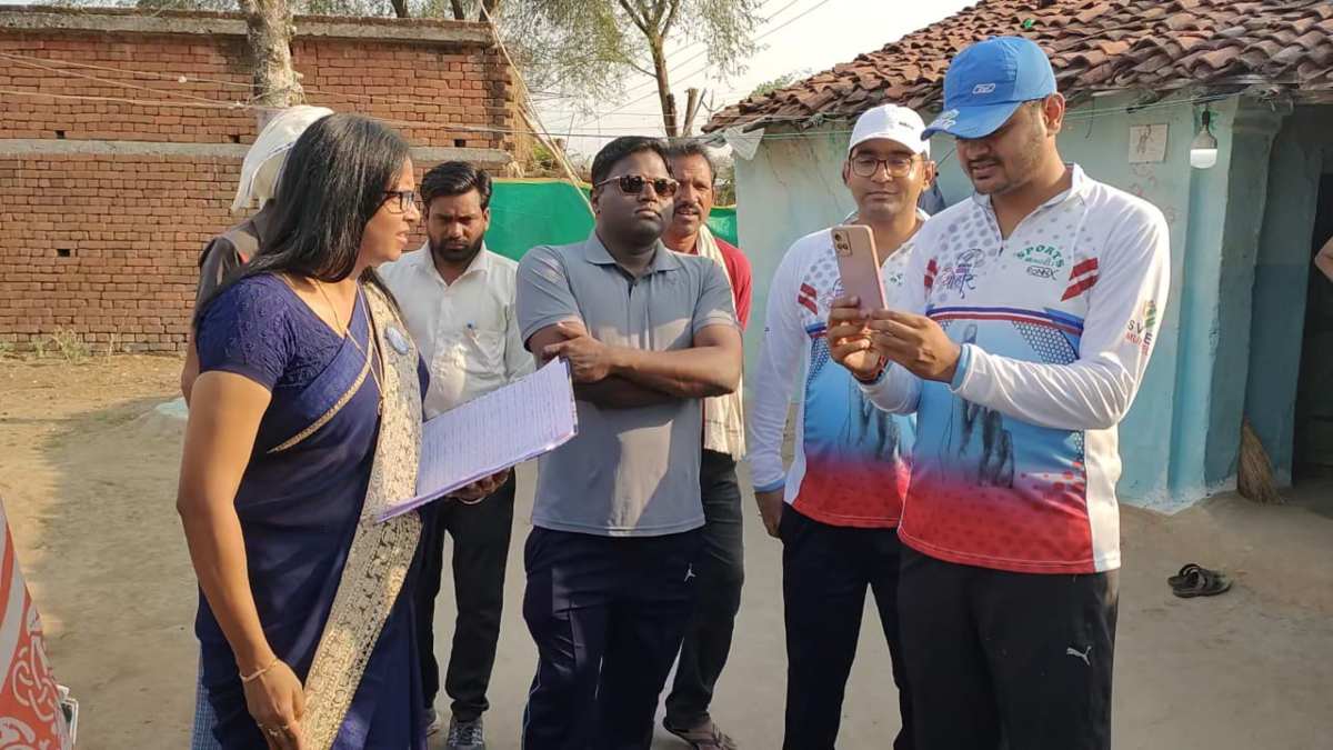 Lok Sabha Election 2024 : पलायन किए मतदाताओं से कलेक्टर ने वीडियो कॉल पर की बात, मतदान करने की अपील, रक्षा सूत्र बांधकर दिलाई शपथ