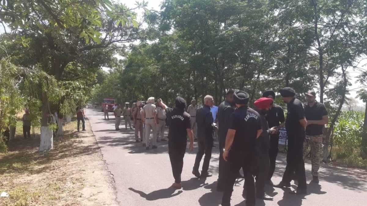 Punjab News : गांव में बम मिलने से फैली सनसनी, बम स्क्वॉड और पुलिस की टीम पहुंची मौके पर