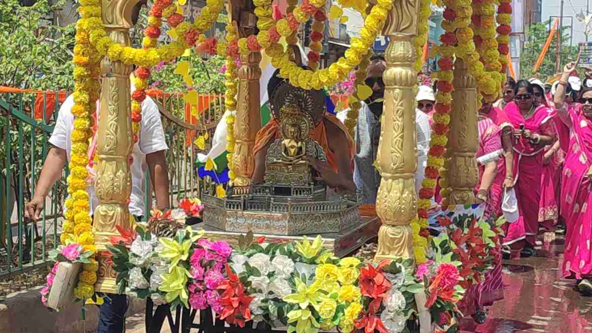 Mahavir Jayanti 2024 : जैन समाज ने निकाली भव्य शोभायात्रा, जियो और जीने दो के नारों से गूंजा नगर