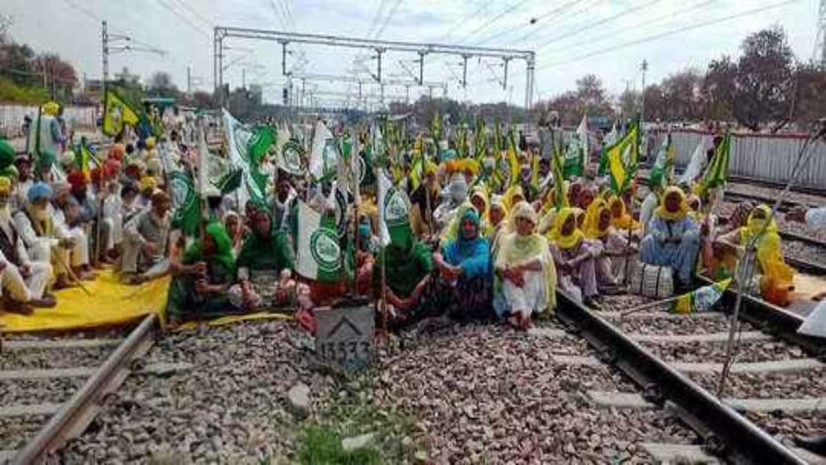 Punjab News : लगातार धरने पर बैठे किसानों ने बढ़ाई पैसेंजर की समस्या, 13 ट्रेन कैंसिल, कई के हुए रूट डायवर्ट