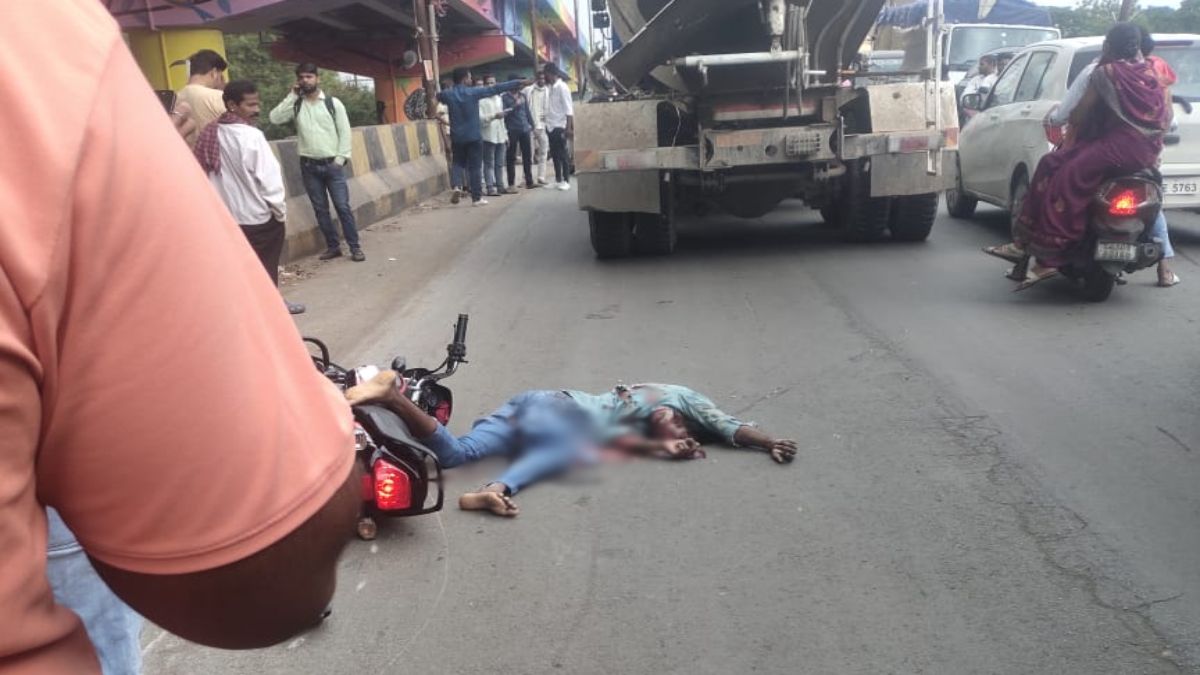 CG ACCIDENT NEWS : तेज रफ्तार मिक्सर मशीन ने बाइक सवार को रौंदा, युवक की मौके पर मौत, भीड़ ने आरोपी चालक की कर दी पिटाई