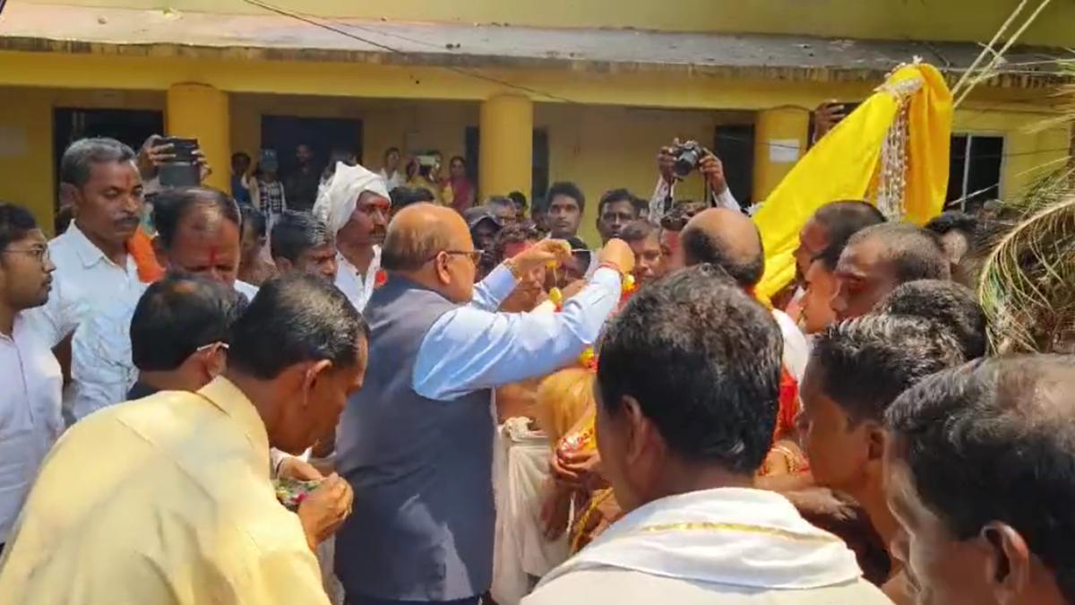 तहसील कार्यालय में कलेक्टर ने किया बाबा चिकटराज देव सहित अन्य देवी-देवताओं का स्वागत, सालों से चली आ रही यह अनोखी पंरपरा