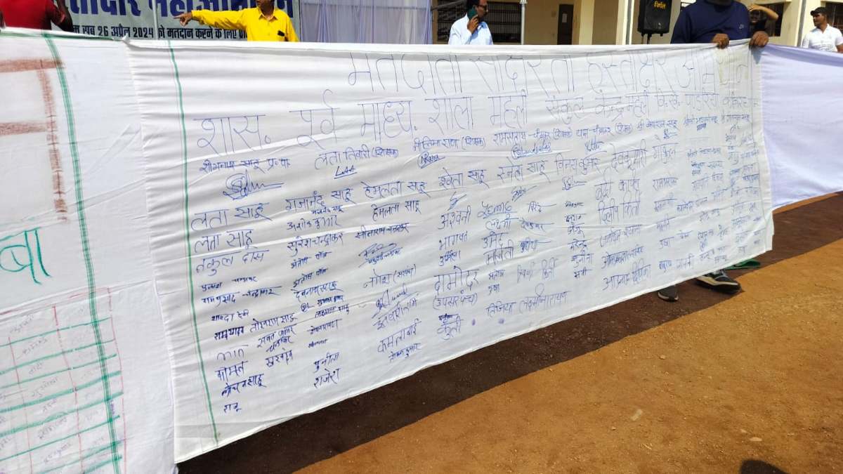 मतदाताओं को जागरूक करने अनूठा महाअभियान, 4 किलोमीटर लंबे कपड़े में किए 6 लाख लोगों ने हस्ताक्षर