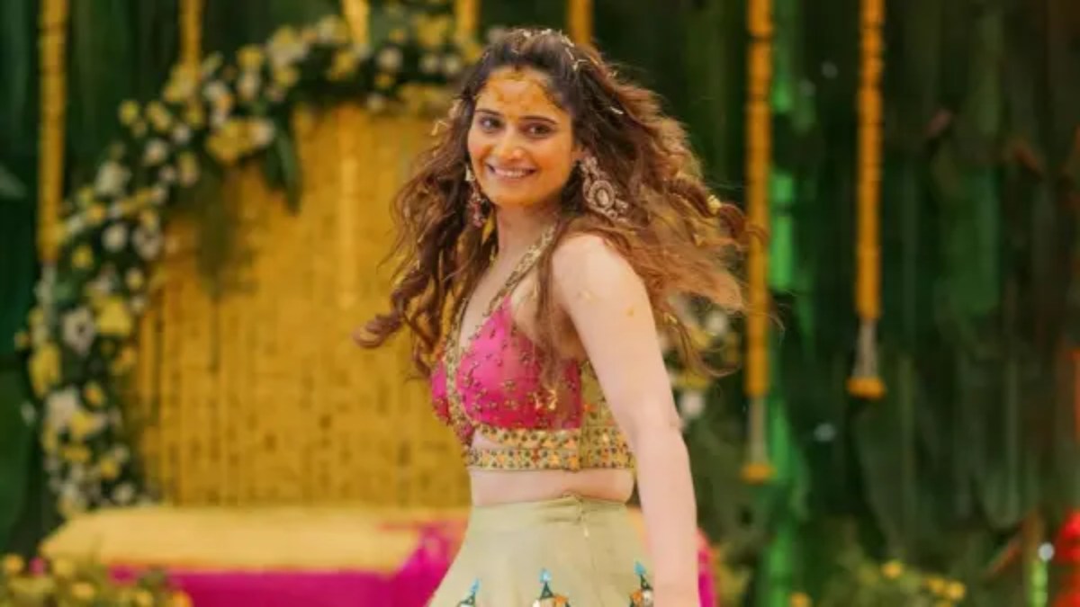 Arti Singh ने शेयर की हल्दी सेरेमनी की अनदेखी झलकियां, यूनिक फ्लावर कलीरे और खूबसूरत ड्रेस ने खींचा सभी का ध्यान…