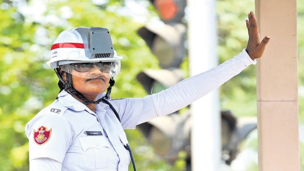 चिलचिलाती गर्मी में मिलेगा ठंडक का एहसास, वडोदरा, लखनऊ और कानपुर के बाद अब भुवनेश्वर पुलिस को भी मिला एसी हेलमेट …