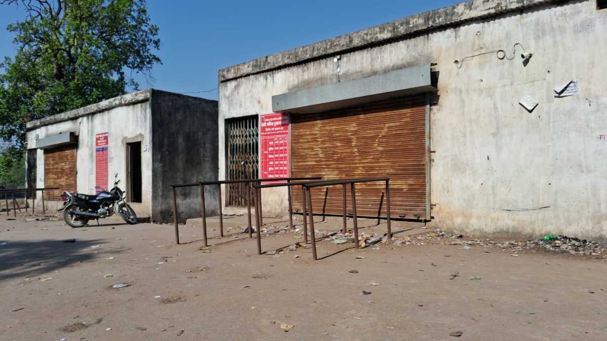 शराब दुकान में नकाबपोश बदमाशों ने बोला धावा, सुपरवाइजर की कनपटी पर बंदूक टिकाकर लूटे करीब 3 लाख, अब तक लुटेरों का नहीं मिला कोई सुराग