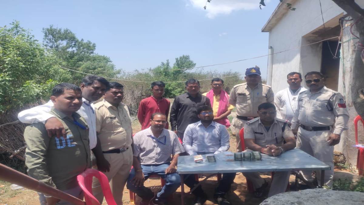 CG News : चेकिंग के दौरान पिकअप वाहन से 4 लाख रुपये से ज्यादा कैश जब्त, उड़नदस्ता दल ने की कार्रवाई